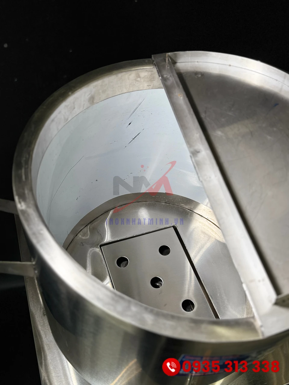 Bên trong đáy nồi nấu phở điện