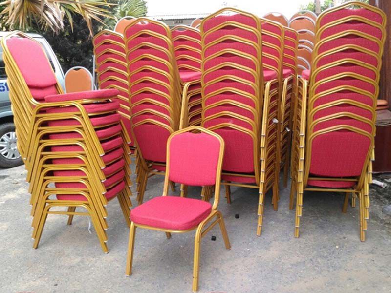 Đối với ghế tiệc nên lựa chọn những loại ghế có thể xếp chồng lên nhau giúp tiết kiệm diện tích