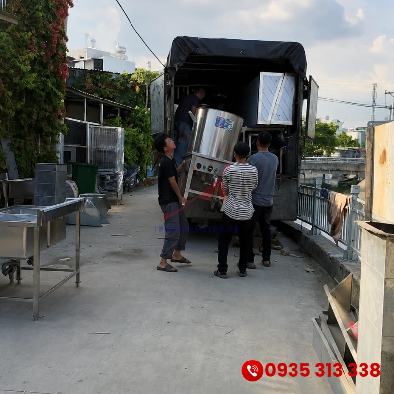 Đội ngũ Inox Nhật Minh bốc xếp vận chuyển nồi nấu phở điện giao tận nơi cho khách hàng tại TPHCM