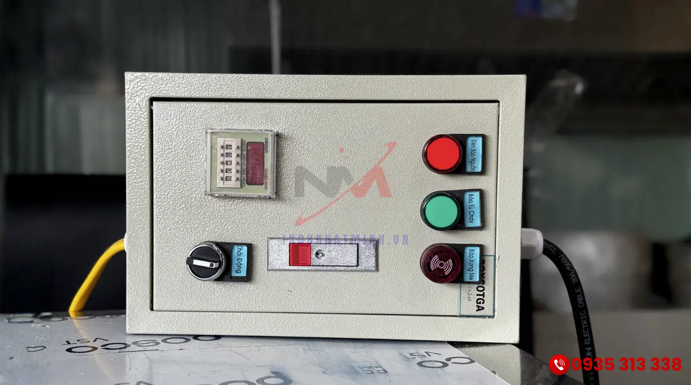 Bảng điều khiển có cảm biến nhiệt tự động ngắt hiển thị thông số kỹ thuật rõ ràng