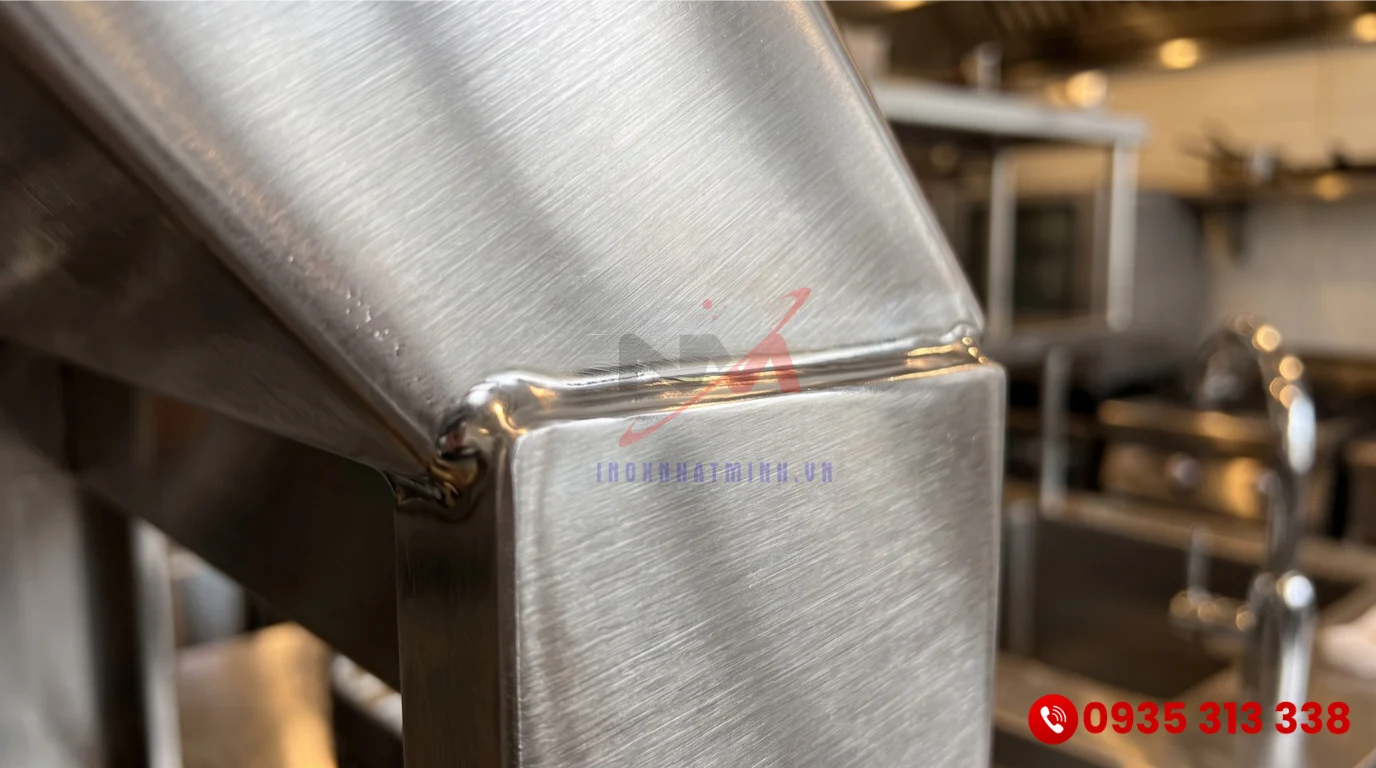 Chất liệu inox 304 cao cấp quyết định giá tủ giữ nóng thức ăn