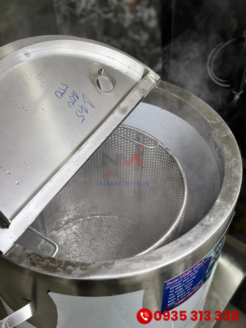 Bên trong nồi nấu phở điện