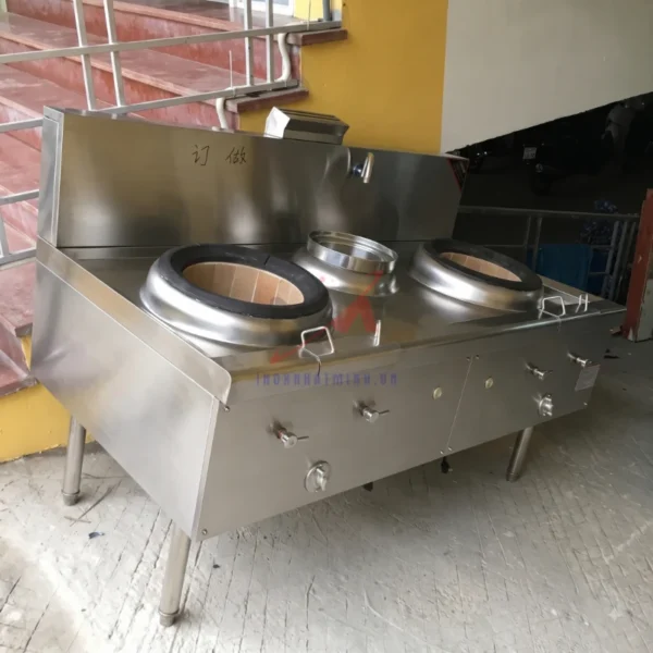 Bếp có 1 bầu nước và 2 họng gas