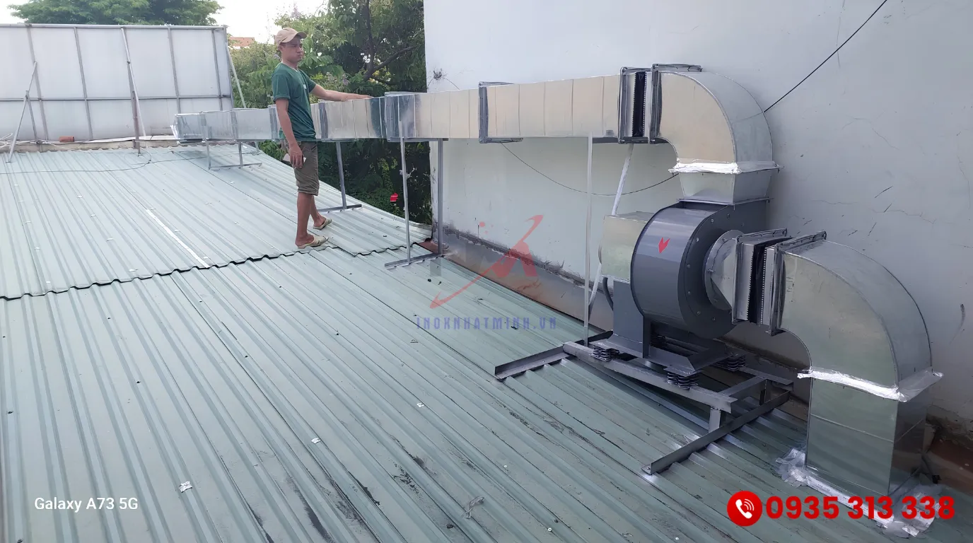 Hệ thống quạt hút mùi bếp được lắp đặt trên máy.