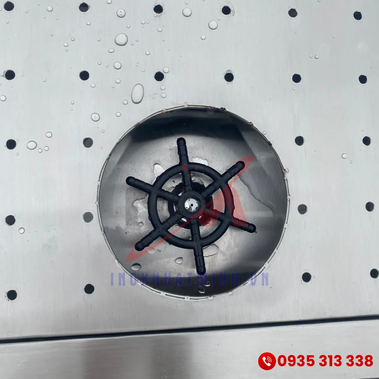 Chi tiết vòi xịt tráng ly được tích hợp trên quầy pha chế cafe inox