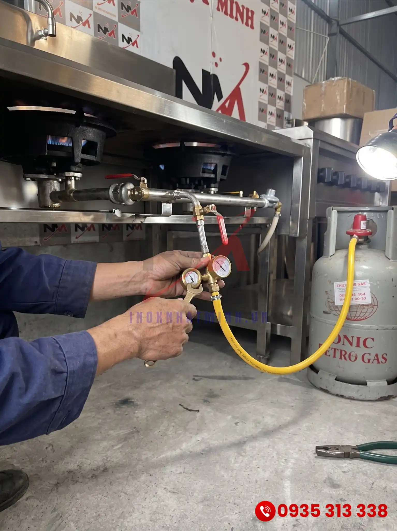 Kỹ thuật viên kiểm tra van và dây dẫn gas của bếp khè công nghiệp