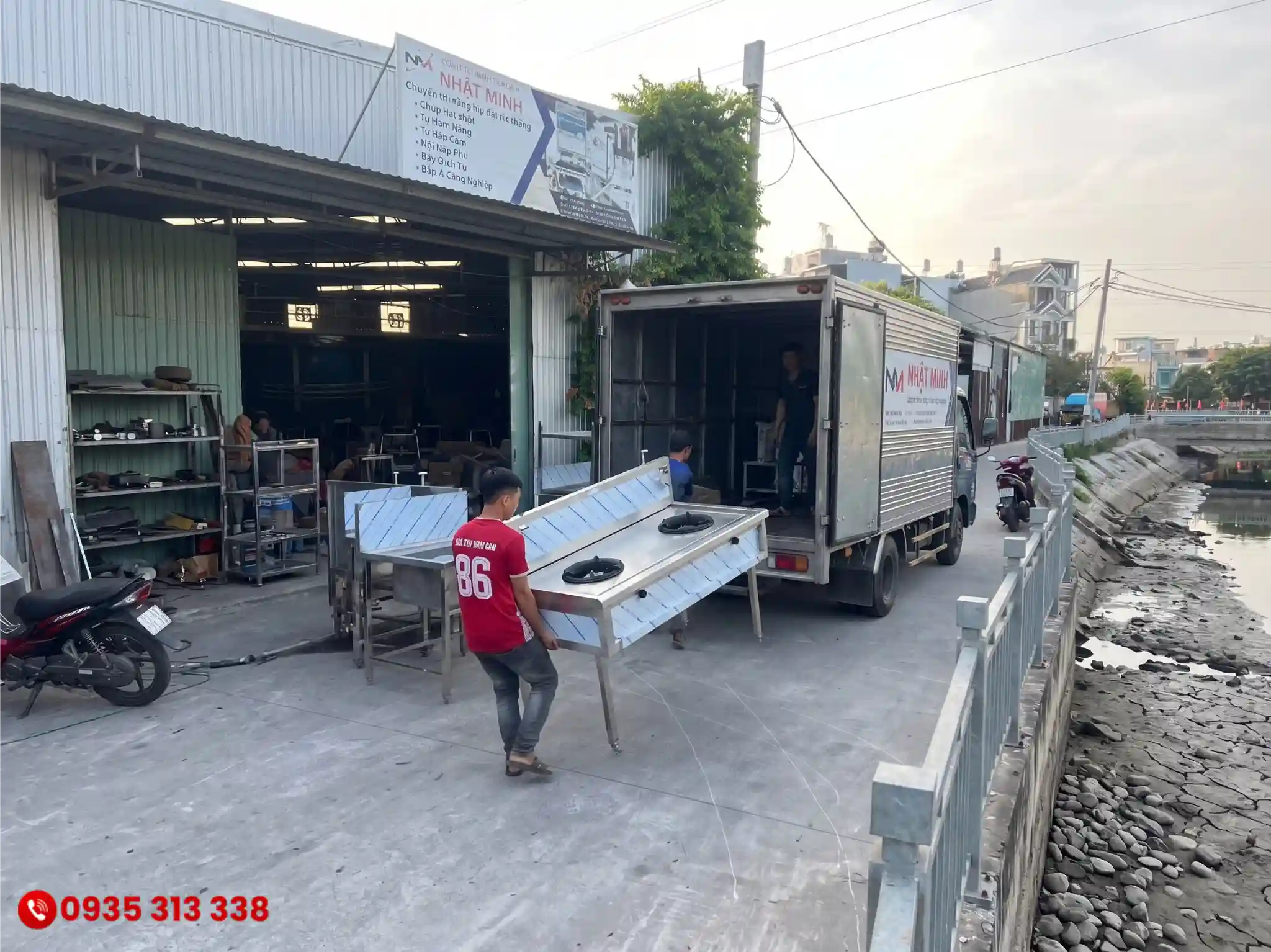 Inox Nhật Minh vận chuyển thiết bị bếp công nghiệp