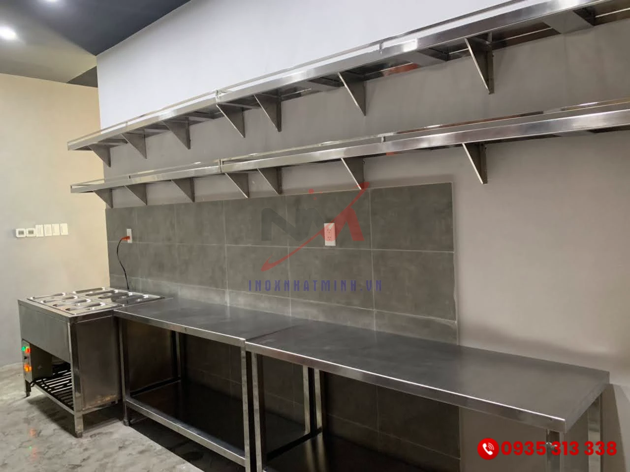 Kệ inox treo tường lắp đặt tại bếp