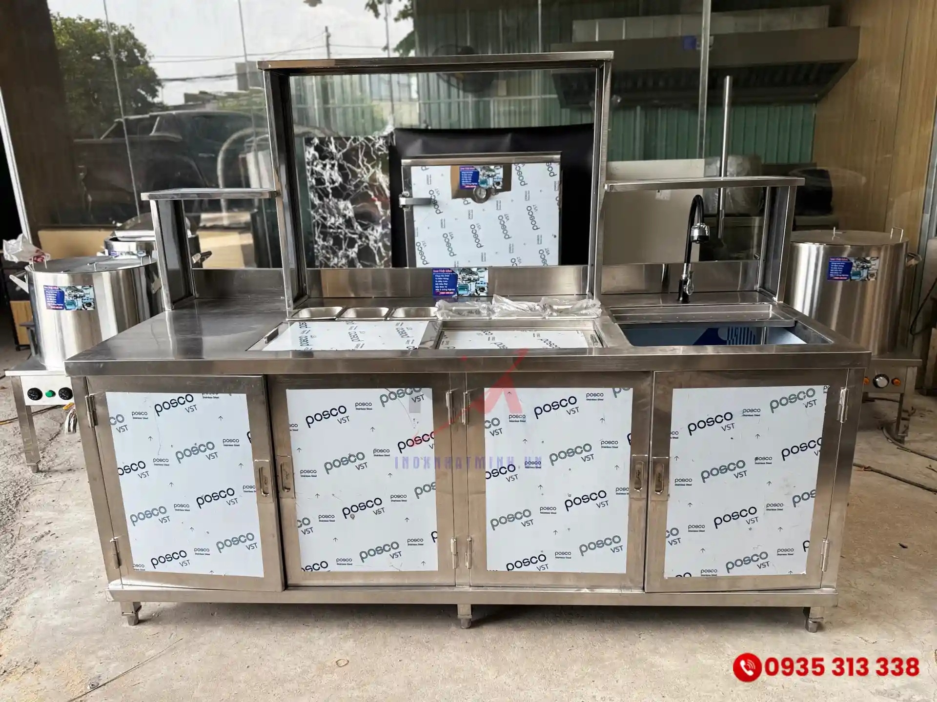 Quầy pha chế có kệ và thùng đá âm