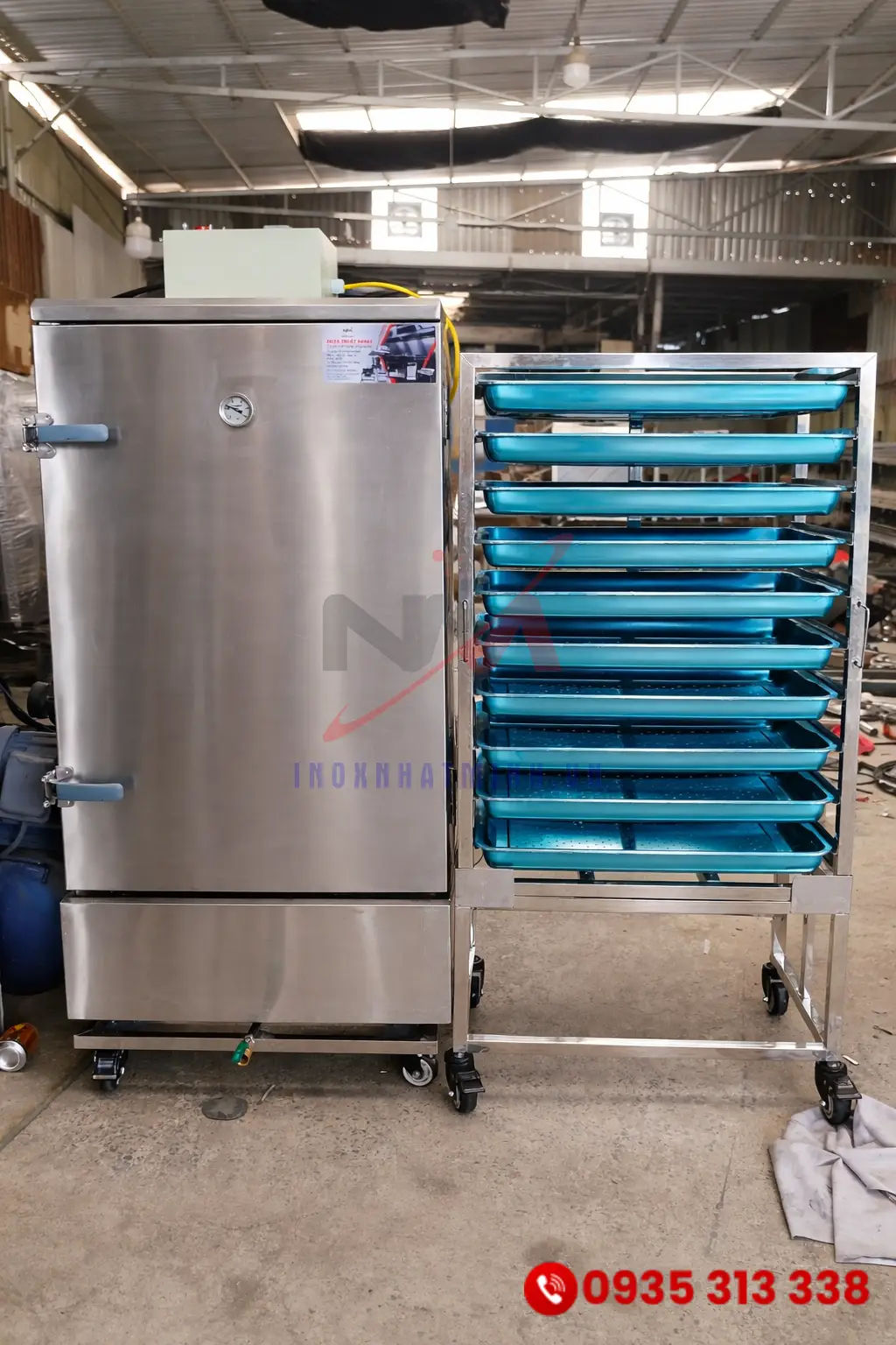 Tủ nấu cơm công nghiệp và xe đẩy khay cơm