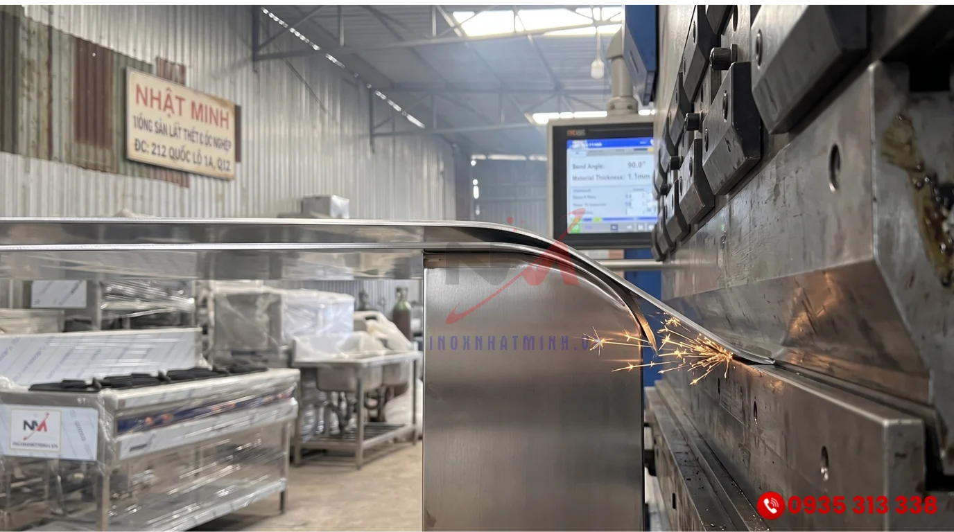 Gia công tấm vật liệu cho tủ bếp inox 304 với độ dày tiêu chuẩn 1.2mm