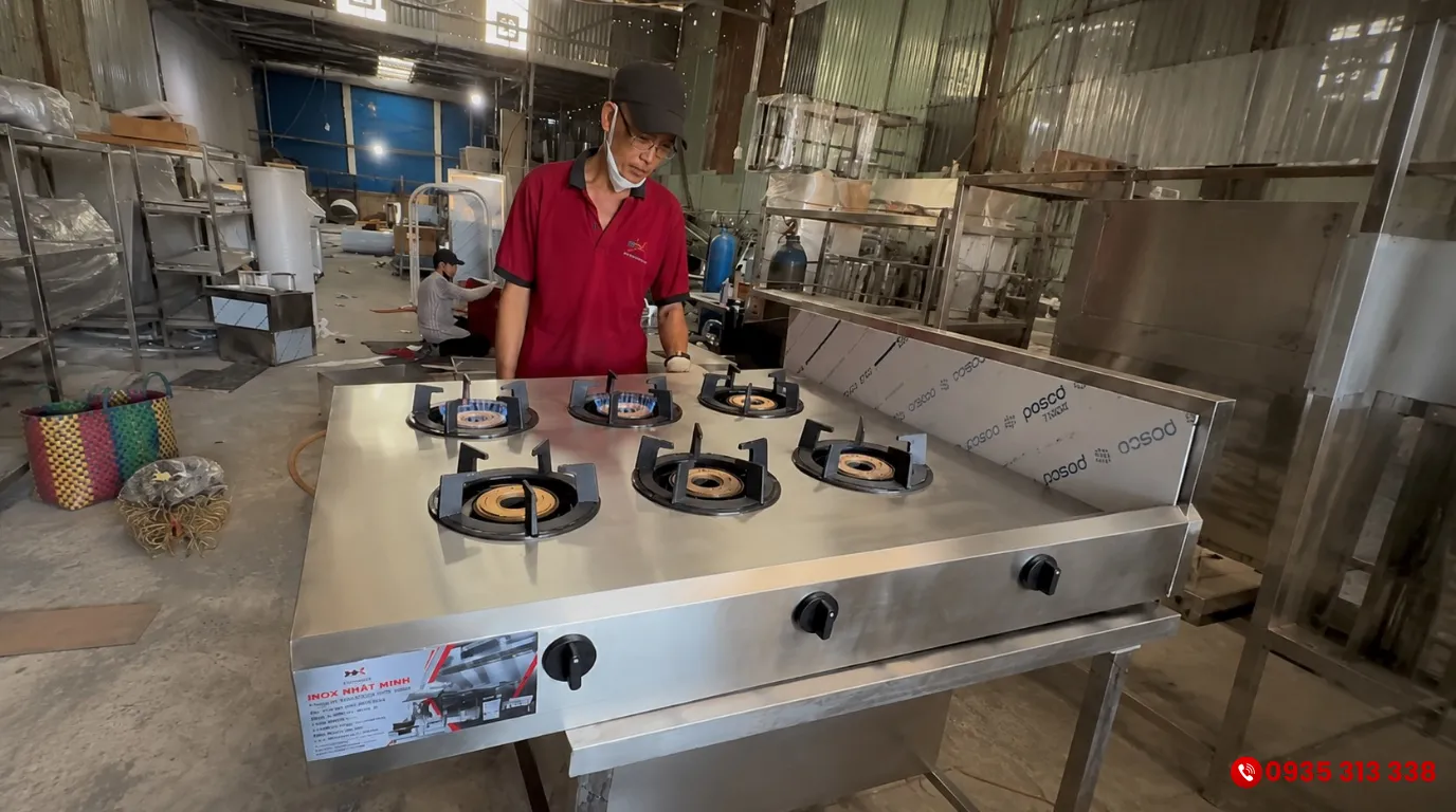 Kỹ sư Inox Nhật Minh kiểm tra bếp Á công nghiệp trước khi xuất xưởng