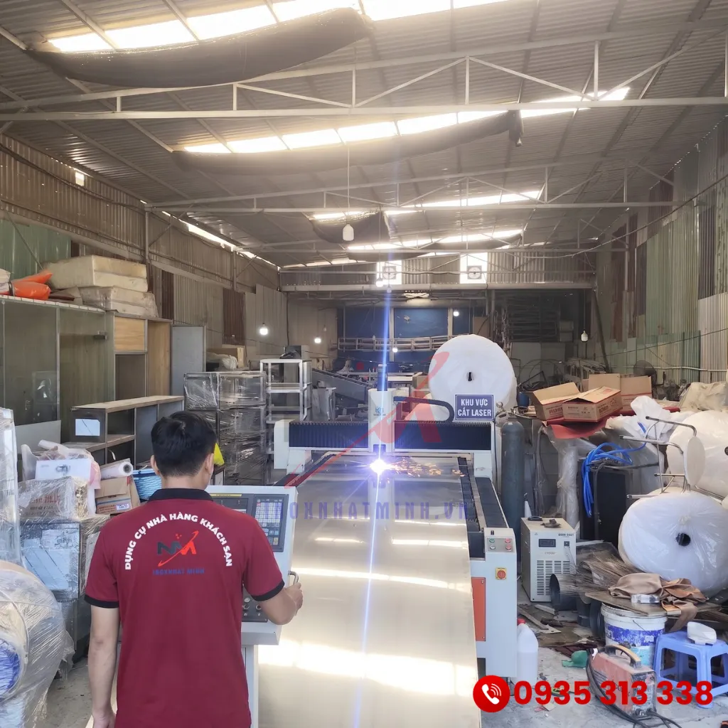 Hệ thống máy cắt Laser CNC hiện đại tại xưởng gia công inox