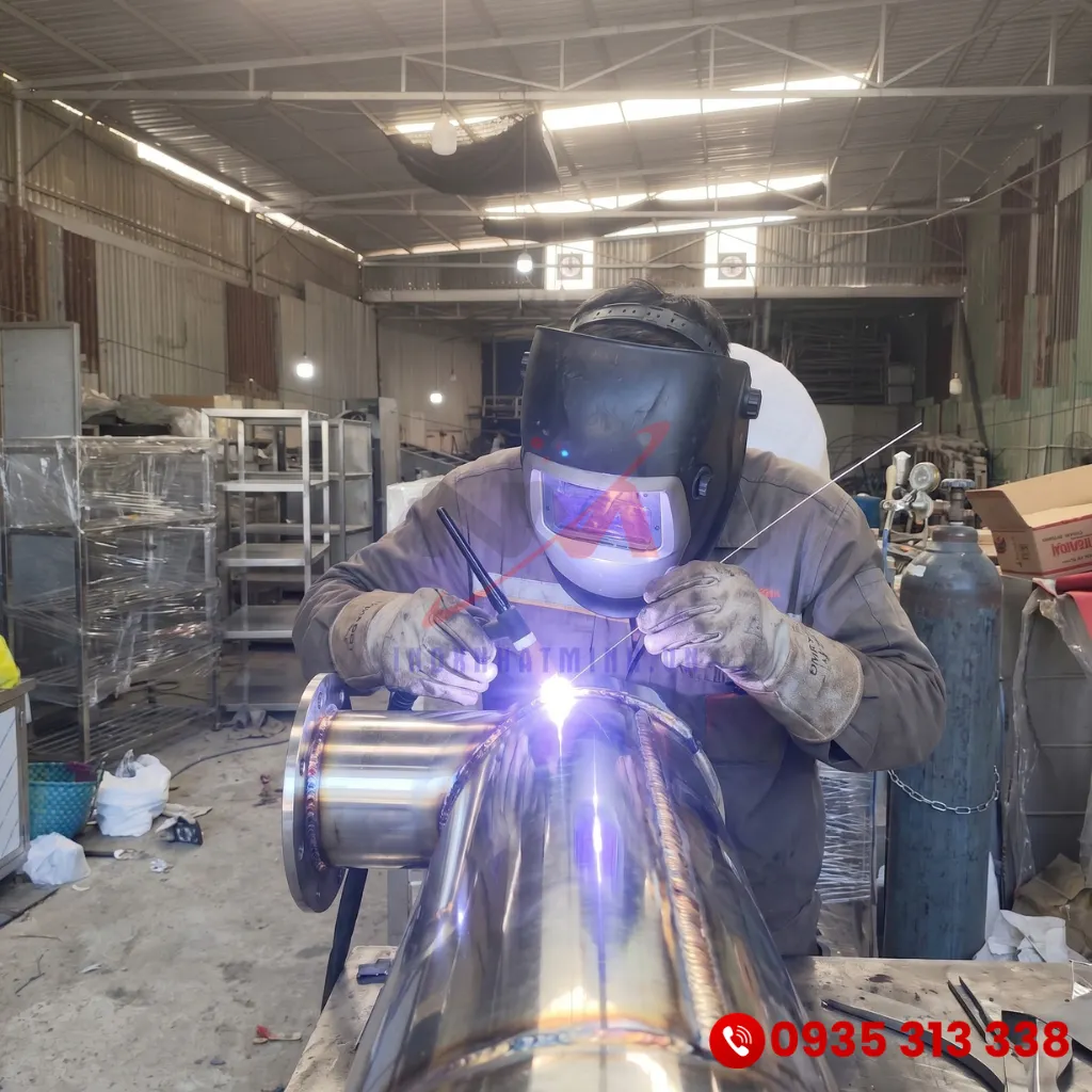 Kỹ thuật hàn Argon chuyên nghiệp đảm bảo thẩm mỹ cho sản phẩm gia công inox