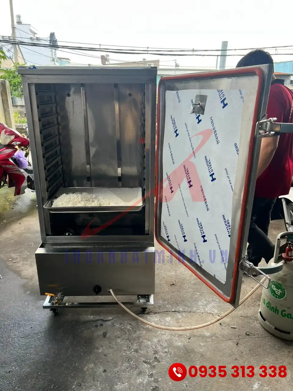 Buồng đốt dưới đáy tủ nấu cơm công nghiệp bằng gas