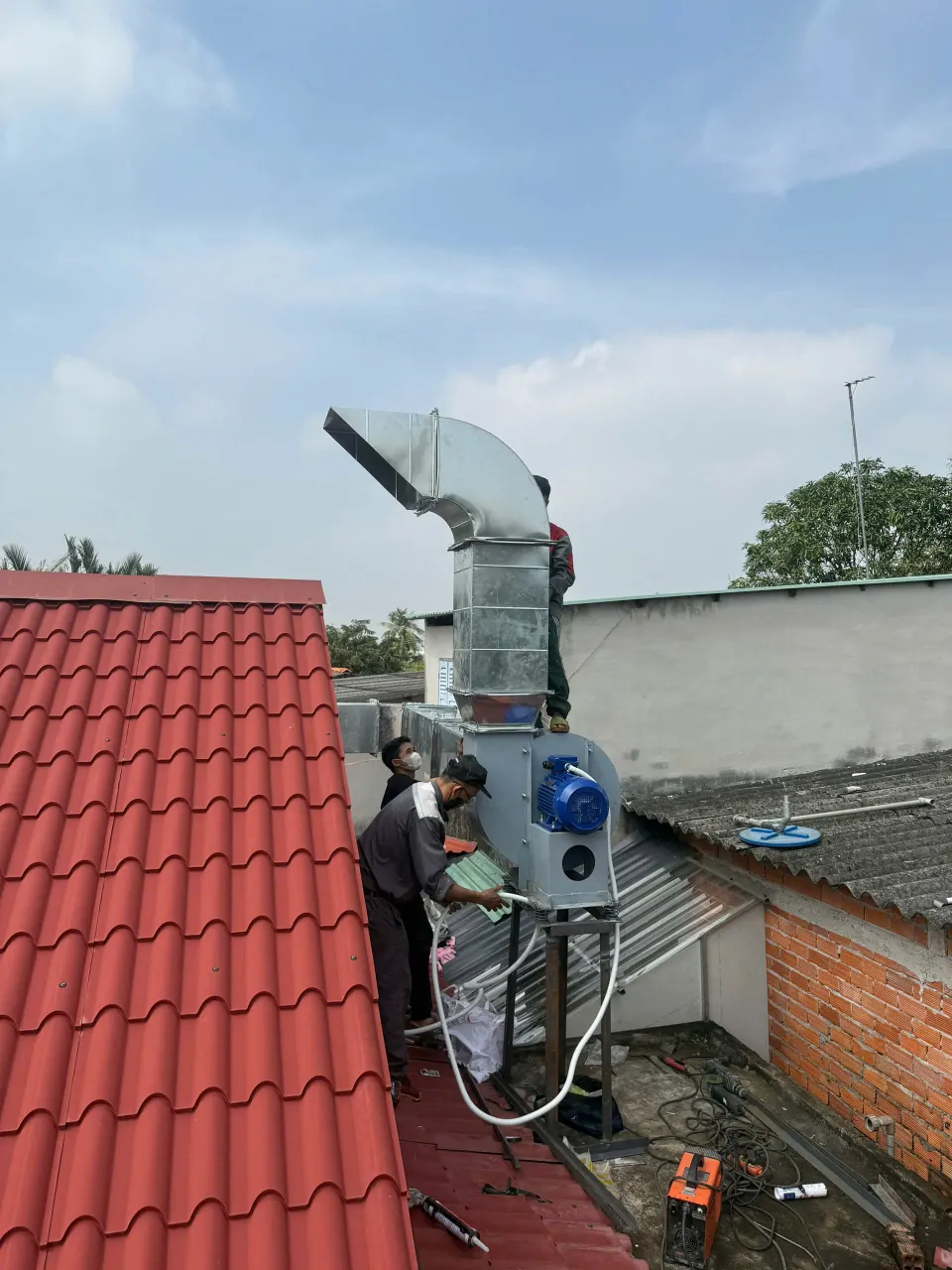 Lắp đặt quạt hút khói trong hệ thống hút khói bếp nhà hàng
