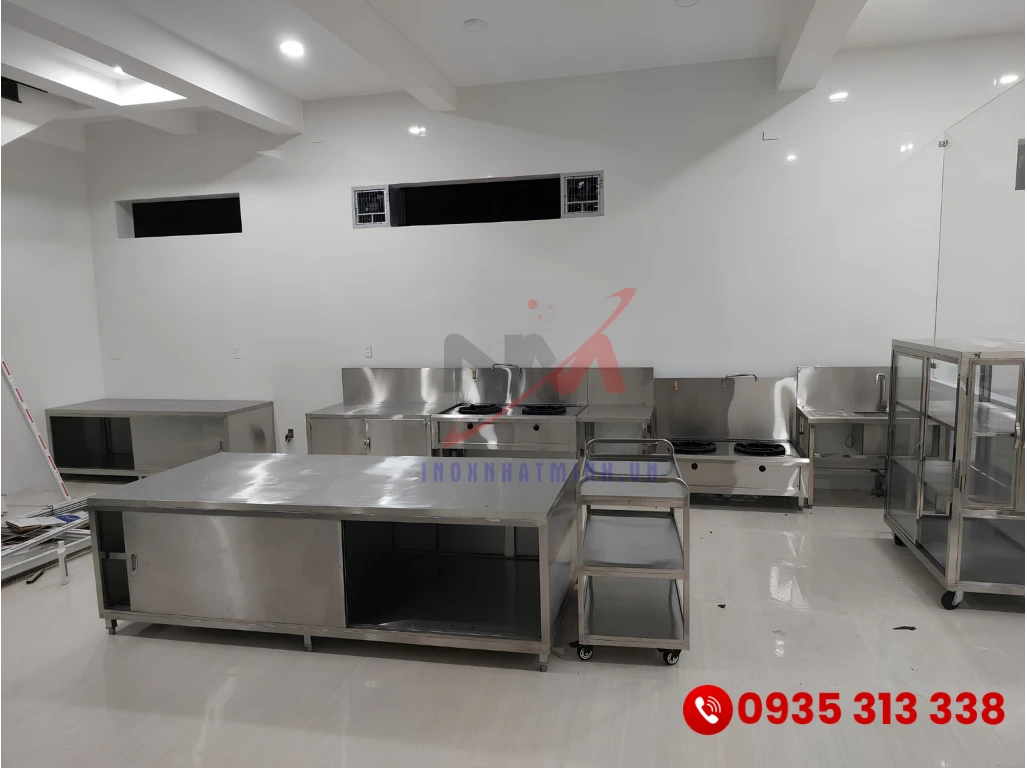 Inox Nhật Minh chuyên thi công lắp đặt bàn inox bếp công nghiệp