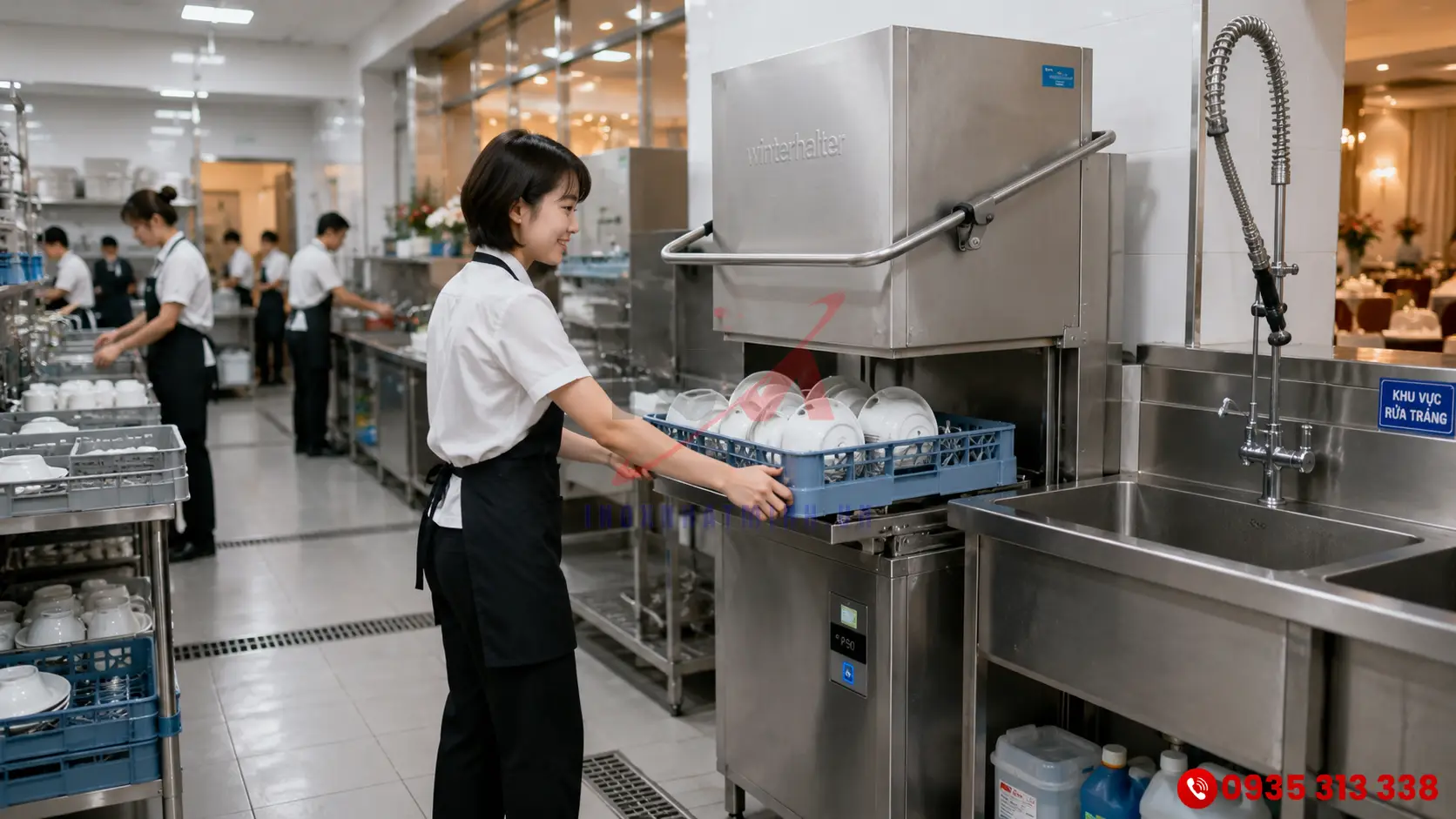 Nhân viên nhà hàng thao tác rửa chén với máy Winterhalter P50 chuyên nghiệp