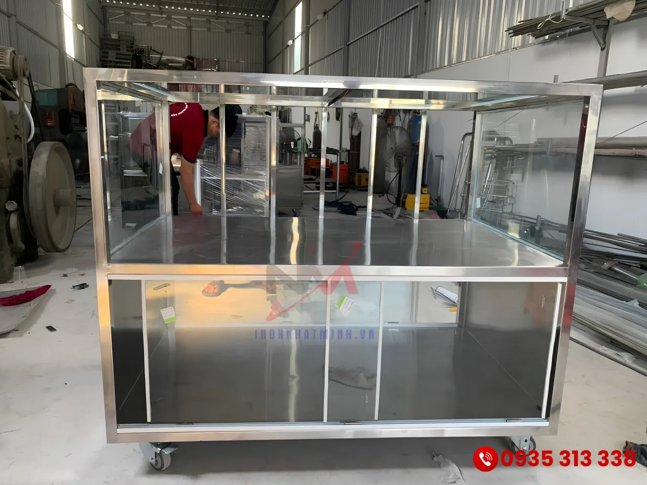 Xưởng sản xuất gia công tủ inox công nghiệp trang bị máy móc hiện đại