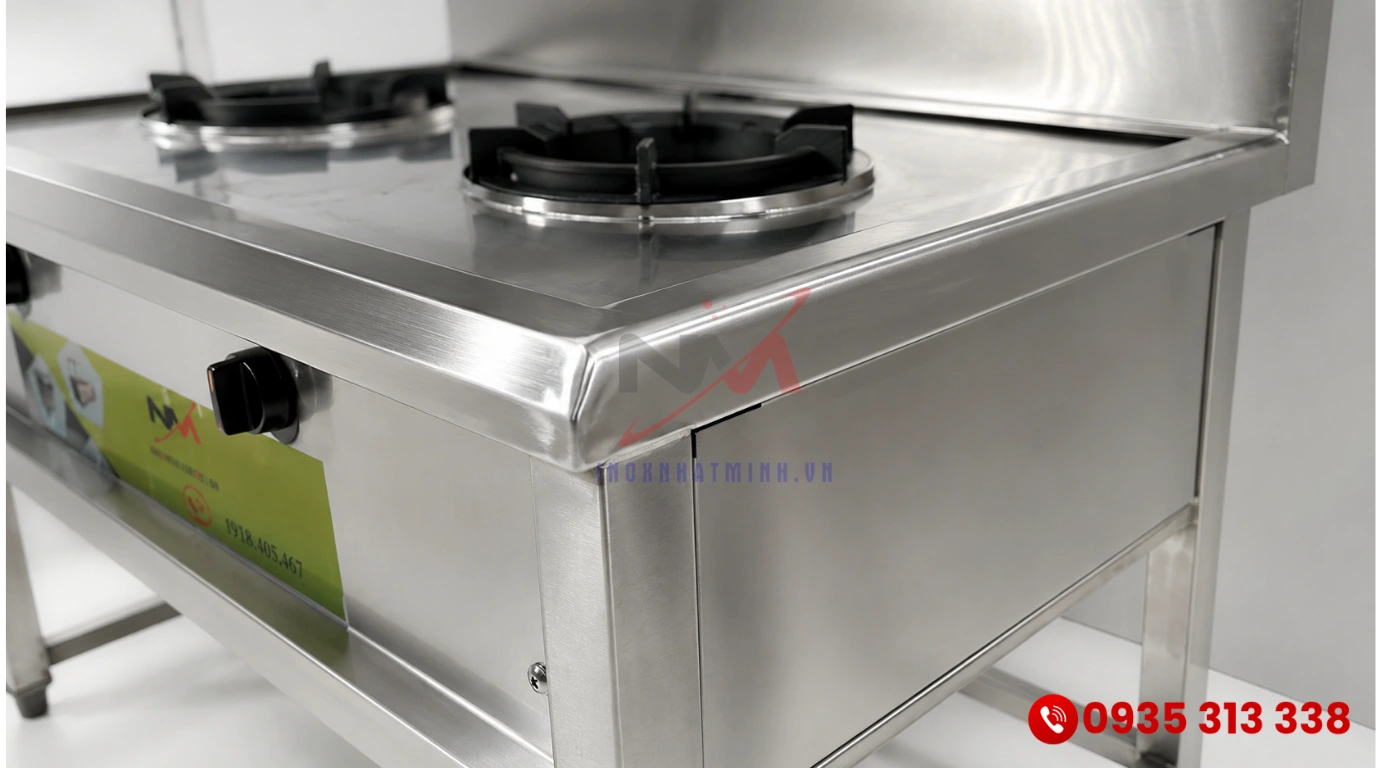 Thiết bị bếp công nghiệp làm từ inox 304 cao cấp với các nếp chấn thủy lực an toàn, không sắc cạnh