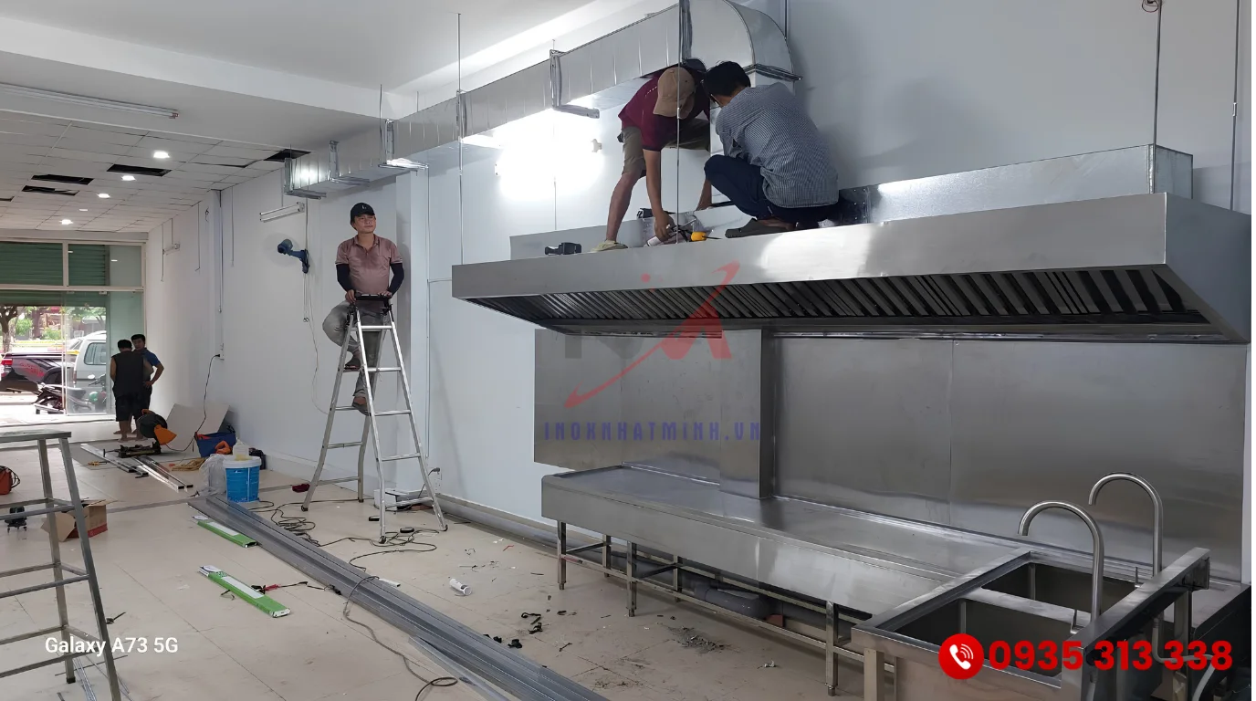 Đội ngũ kỹ thuật thi công lắp đặt hệ thống thiết bị bếp nhà hàng chuẩn tiến độ và kỹ thuật an toàn