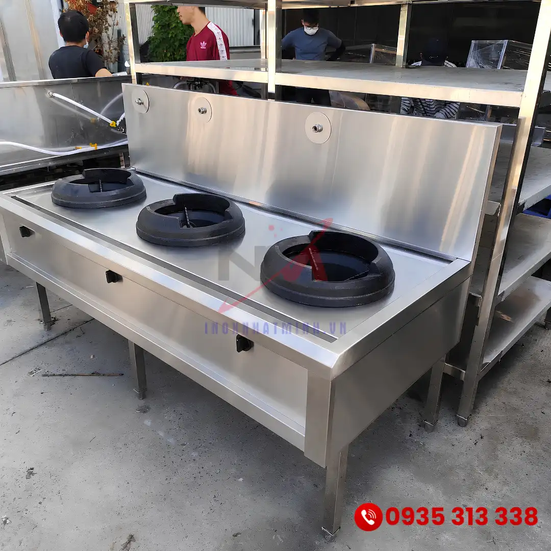 Bề mặt thiết bị bếp á công nghiệp sử dụng chất liệu Inox 304 cao cấp chống rỉ sét