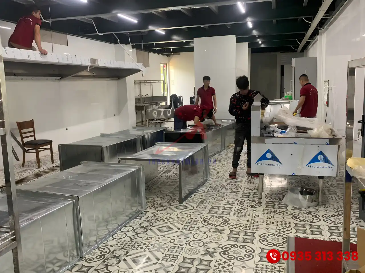 Đội ngũ kỹ thuật viên Nhật Minh đang thi công thiết bị bếp công nghiệp tại công trình nhà hàng