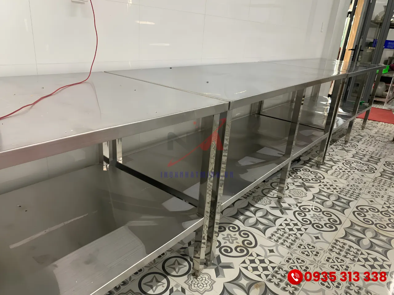 Thiết kế và gia công bàn bếp inox theo kích thước yêu cầu của từng mặt bằng thực tế