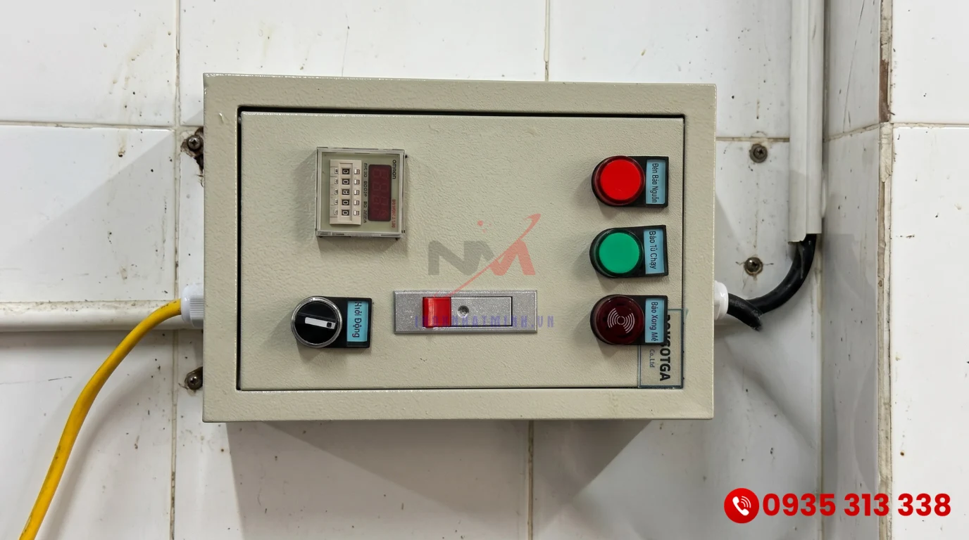 Cận cảnh tủ điện rời an toàn điều chỉnh nhiệt độ của nồi hầm xương bằng điện.
